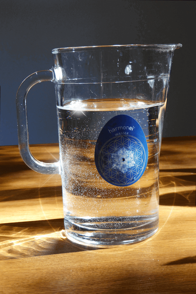 Der Wasseraufkleber harmonei® vermag das Wasser auch energetisch neu zu informieren.