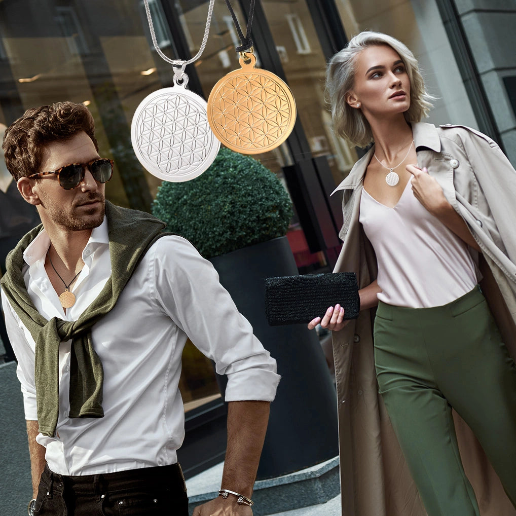 Die Amulett Kette harmonei® mit der Blume des Lebens ist ein einzigartiges Schmuckstüc und kann als kraftvolles Energiesymbol das körpereigene Energiefeld stärken und stabilisieren. Jetzt bei ch.ambition.life kaufen.