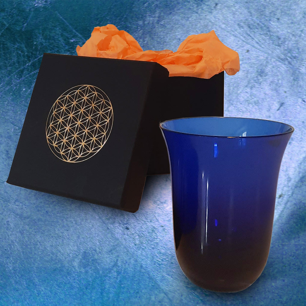 Mit unserem Trinkglas aus energetisiertem Blauglas verbessern Sie Ihr Trinkwasser. Kaufen bei ch. ambition.life