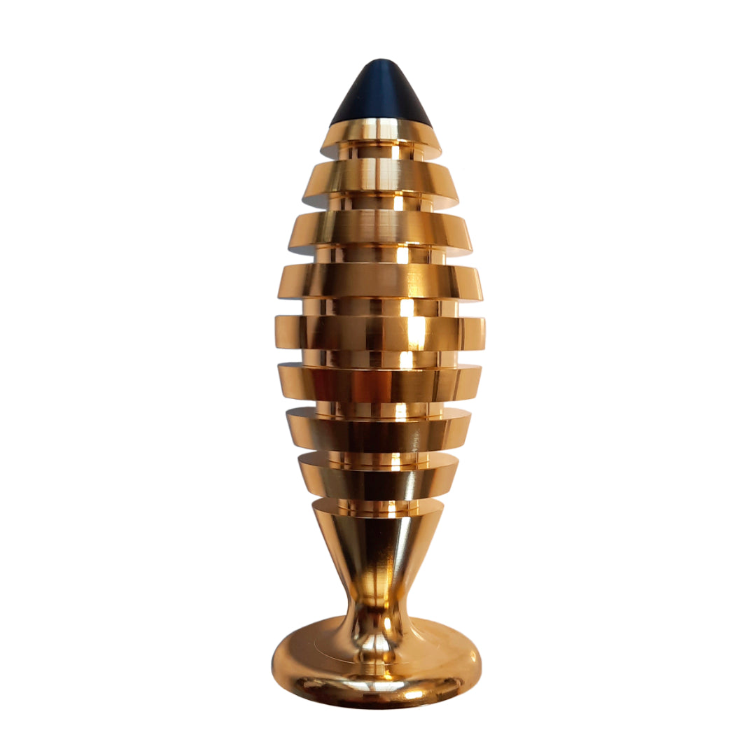 The Tower® aus Messing mit 24 Karat gold, ist mit verschiedenen Halbedelsteinen gefüllt und sorgt für ein gesundes Raumklima. Nur bei ch.ambition.life online kaufen.