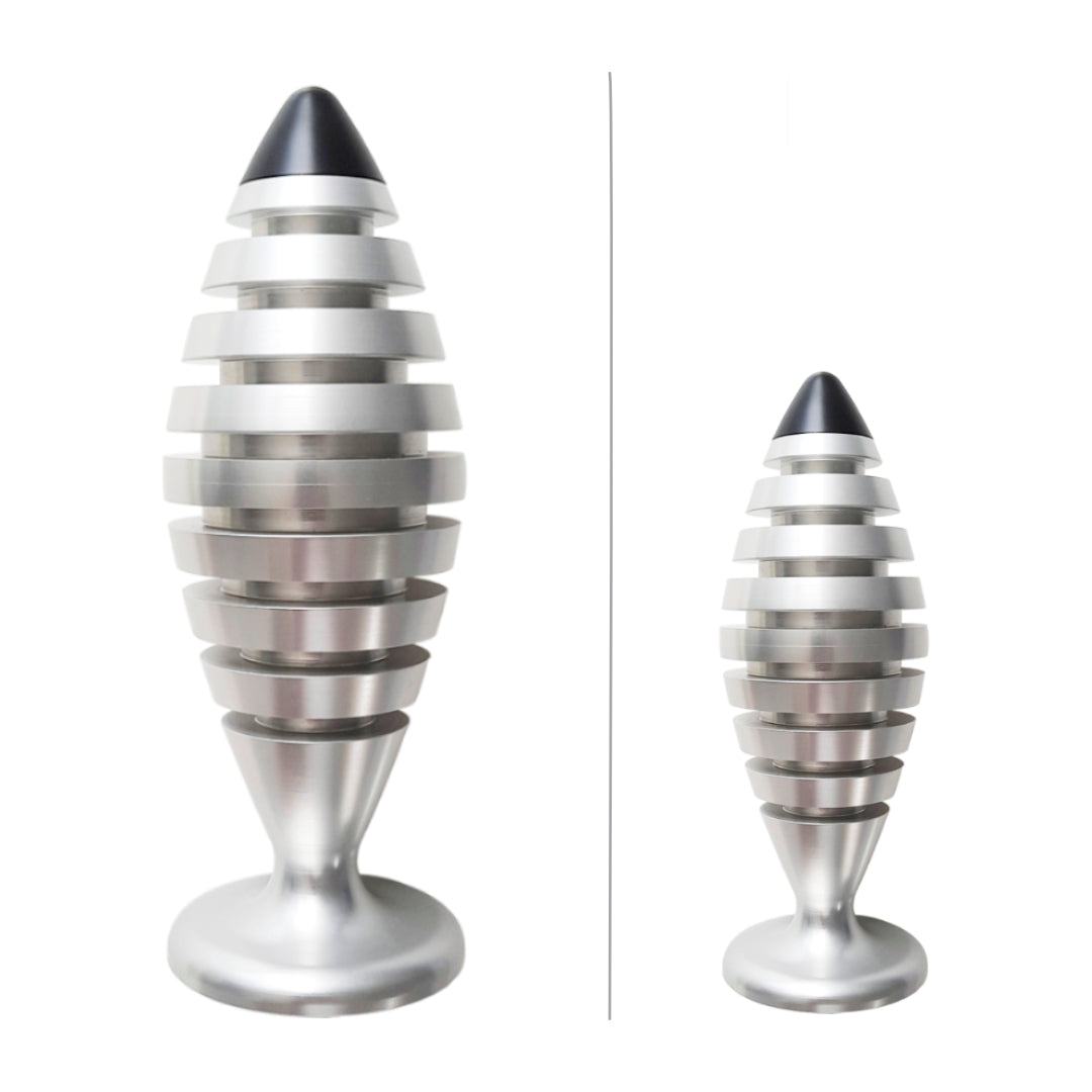 The Tower® aus Aluminium (silbrig) in 18 cm mit Halbedelsteinen und kleinen Kristallen gefüllt. Im Nahbereich strahlt The Tower® Negativ-Ionen ab für ein gesundes Raumklima mit bis ca. 1.000.000 Bovis. Bei ch.ambition.life bestellen.