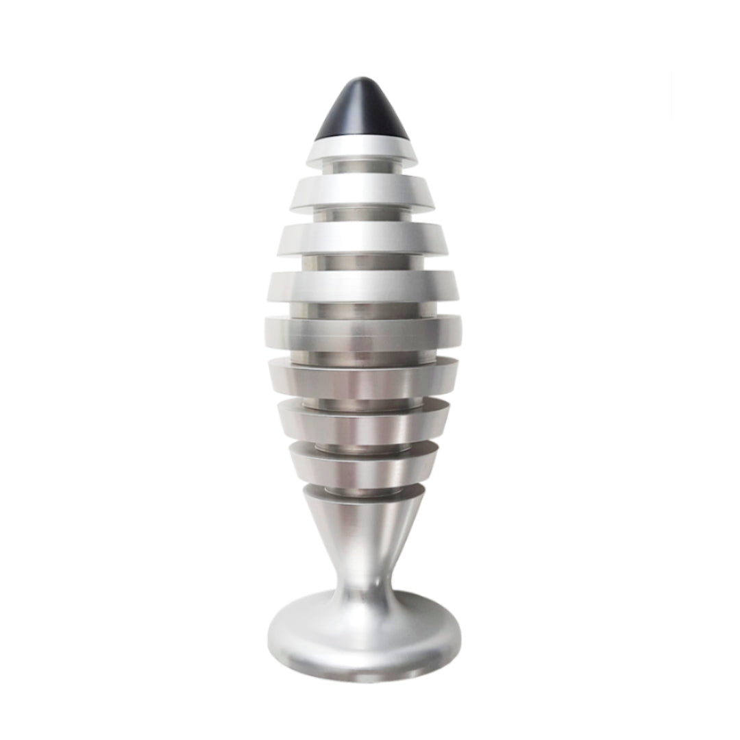 The Tower® aus Aluminium (silbrig), 12 cm, mit verschiedenen Halbedelsteinen gefüllt. Im Nahbereich strahlt The Tower® für ein gesundes Raumklima mit bis ca. 500.000 Bovis.