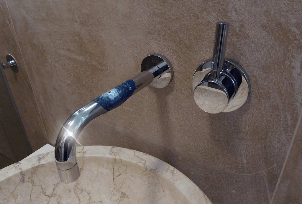 Der Wasseraufkleber harmonei® vermag das Wasser auch energetisch neu zu informieren. 