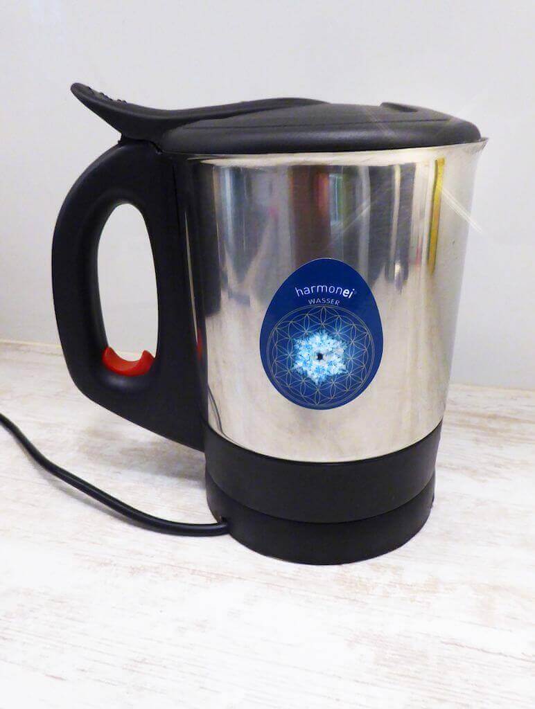 Der Wasseraufkleber harmonei® vermag das Wasser auch energetisch neu zu informieren. 