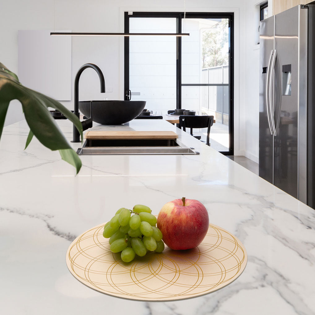 Nach wenigen Sekunden verfügen Sie mit den Energieplatten über zellgängiges Wasser, ein energetisiertes Getränk sowie über energetisierte Badezimmerartikel und Lebensmittel.