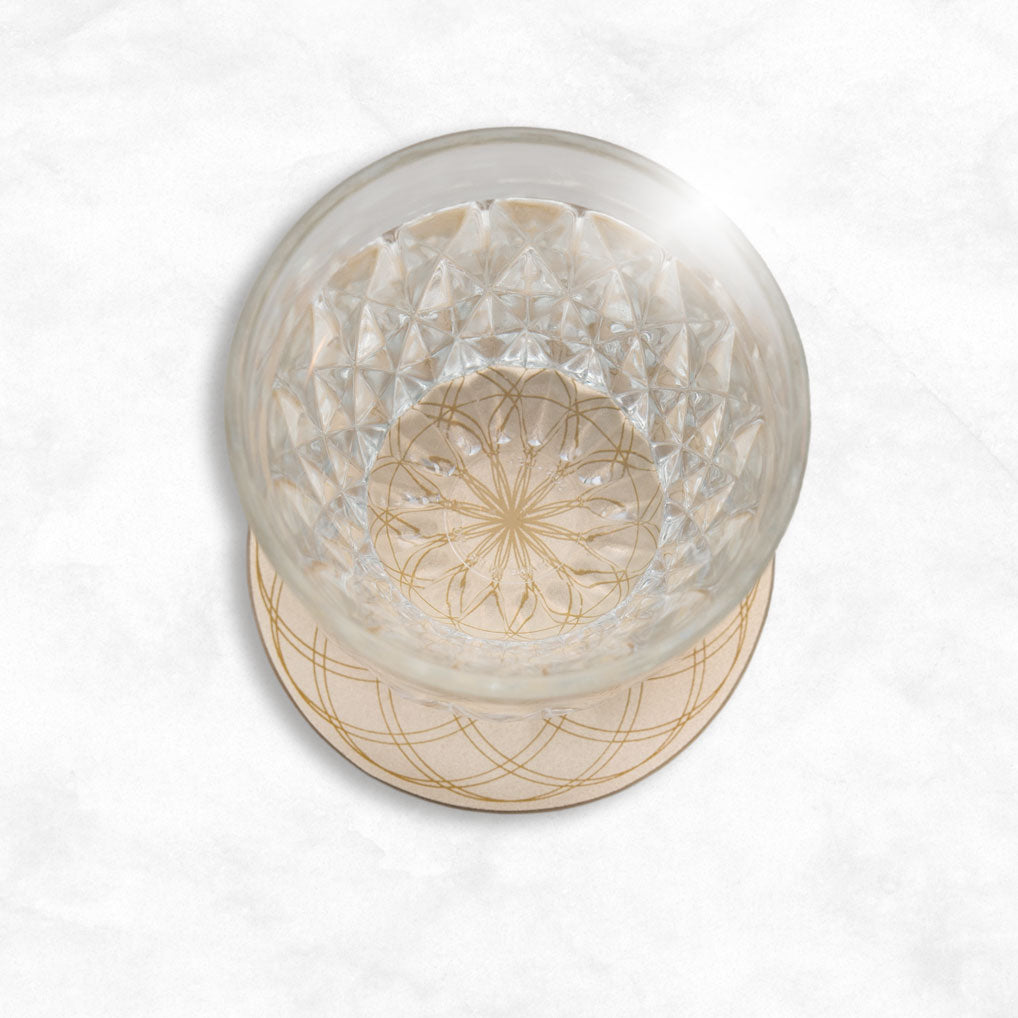 Mit dem Untersetzer TOWER® erhalten Sie in kurzer Zeit hexagonales Wasser.