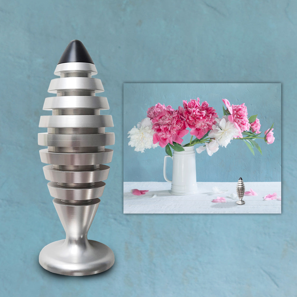 The Tower® aus Messing, 12 cm, mit verschiedenen Halbedelsteinen gefüllt. Im Nahbereich strahlt The Tower® für ein gesundes Raumklima mit bis 500.000 Bovis.