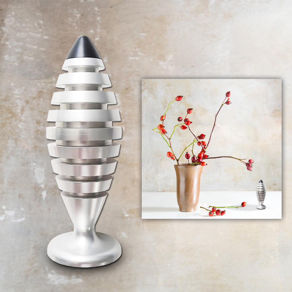 The Tower® aus Messing mit Halbedelsteinen und kleinen Kristallen gefüllt. Im Nahbereich strahlt The Tower® Negativ-Ionen ab für ein gesundes Raumklima mit bis 1.000.000 Bovis. Bei ch.ambition.life bestellen.